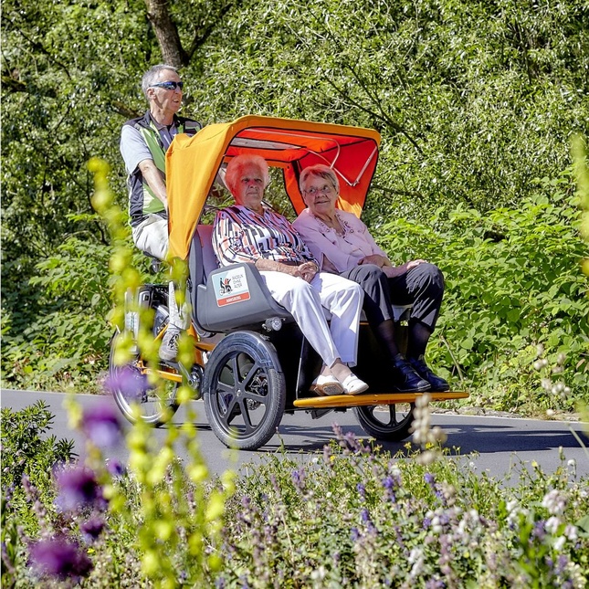 Rikscha mit Fahrer und zwei Gästen