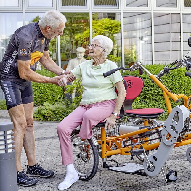 Zwei Menschen nach der Tandem-Rikscha Fahrt